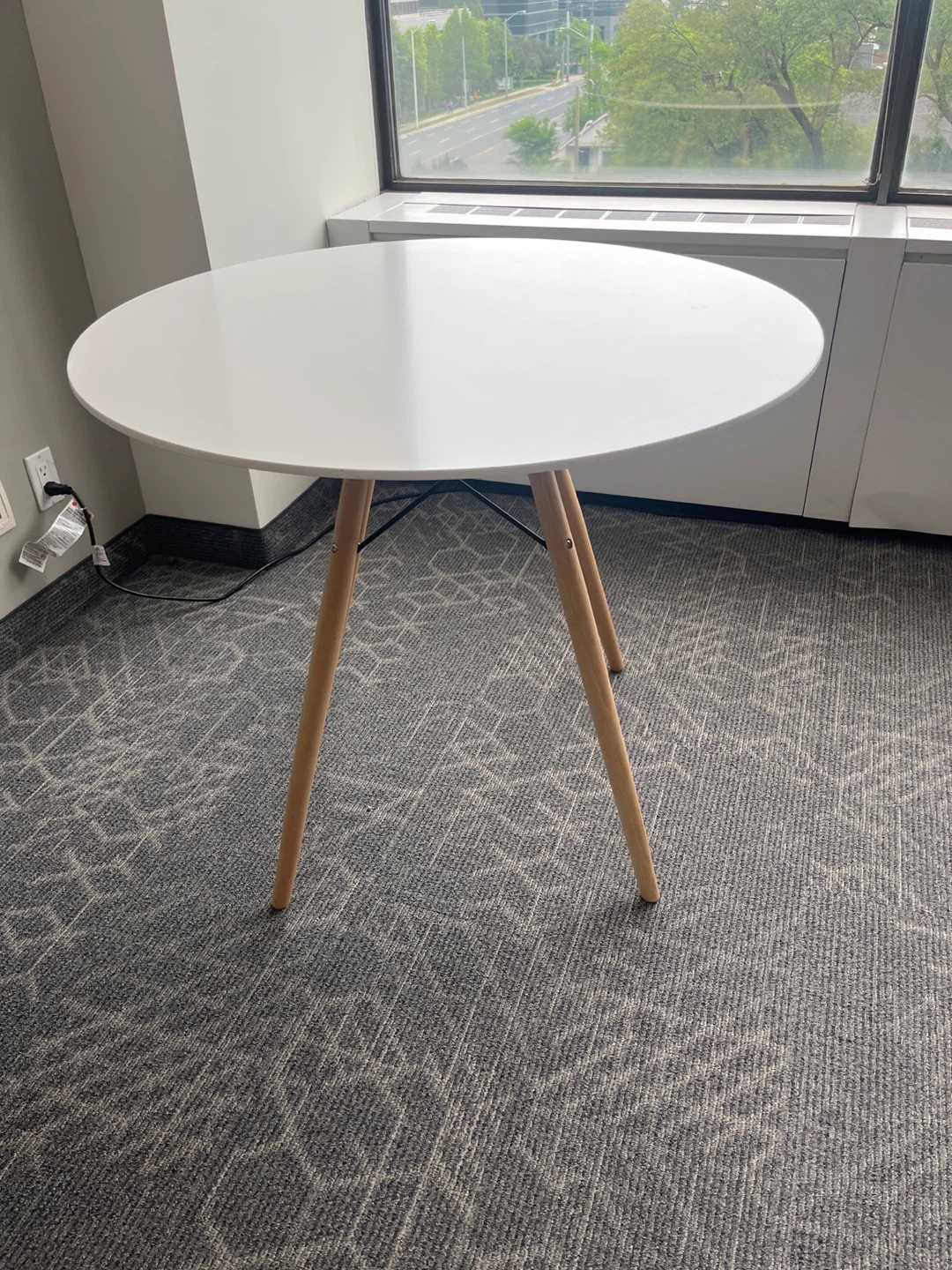 White Round Dining Table with Wooden Legs - photo 2
