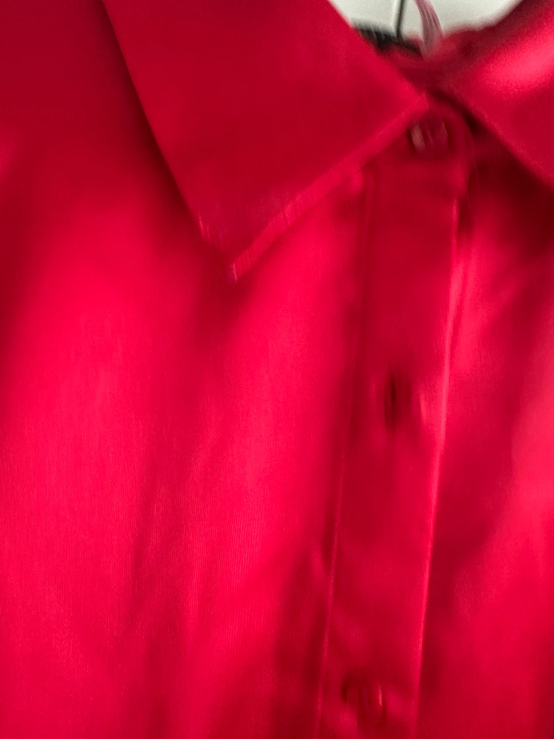 Alice + Olivia Red Cropped Satin Shirt - photo 2