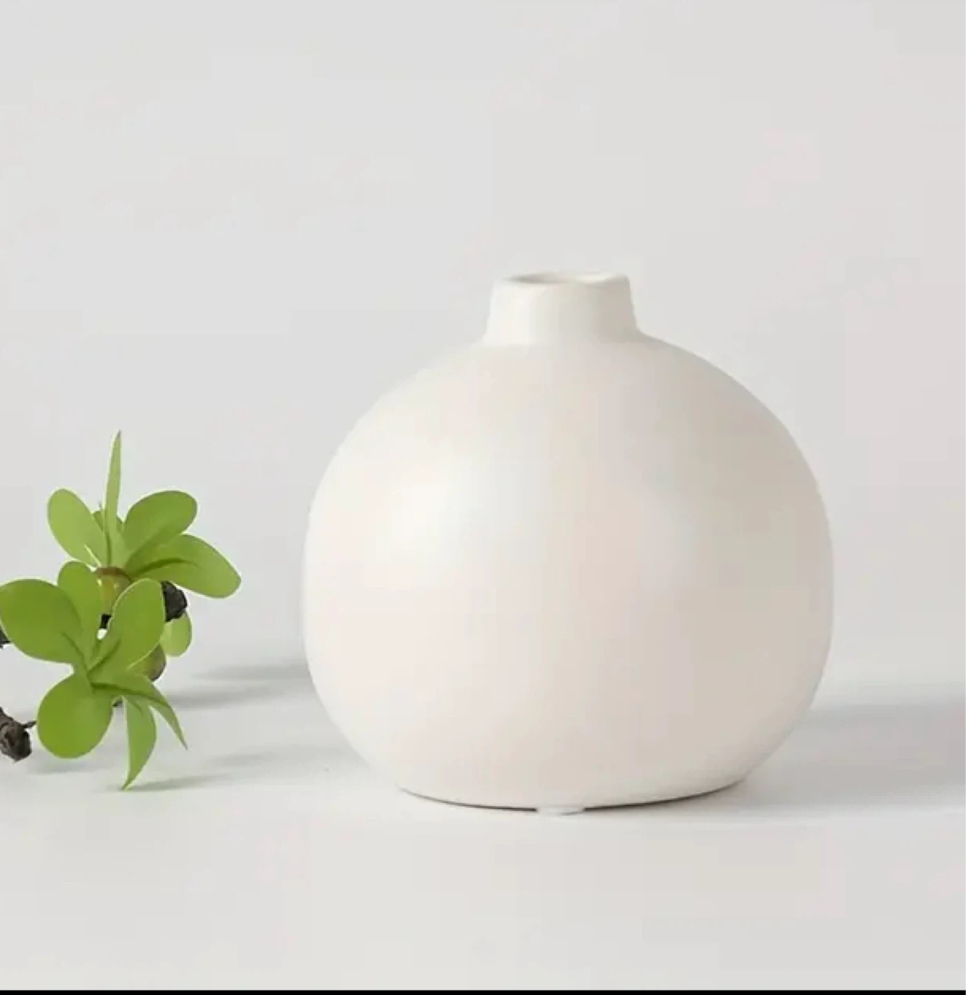 Round Vase White Matt finish