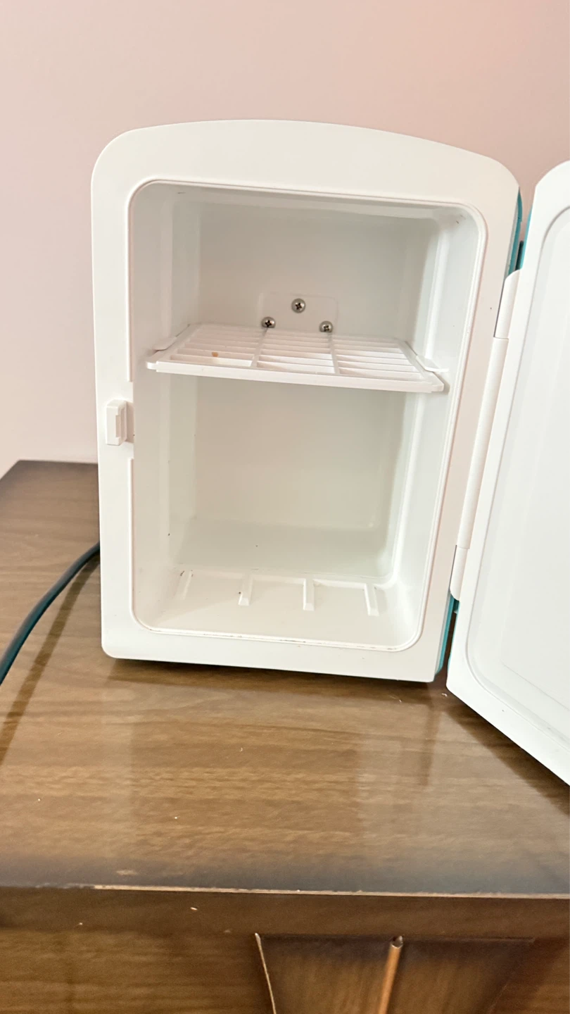 RCA Mini Fridge - photo 2