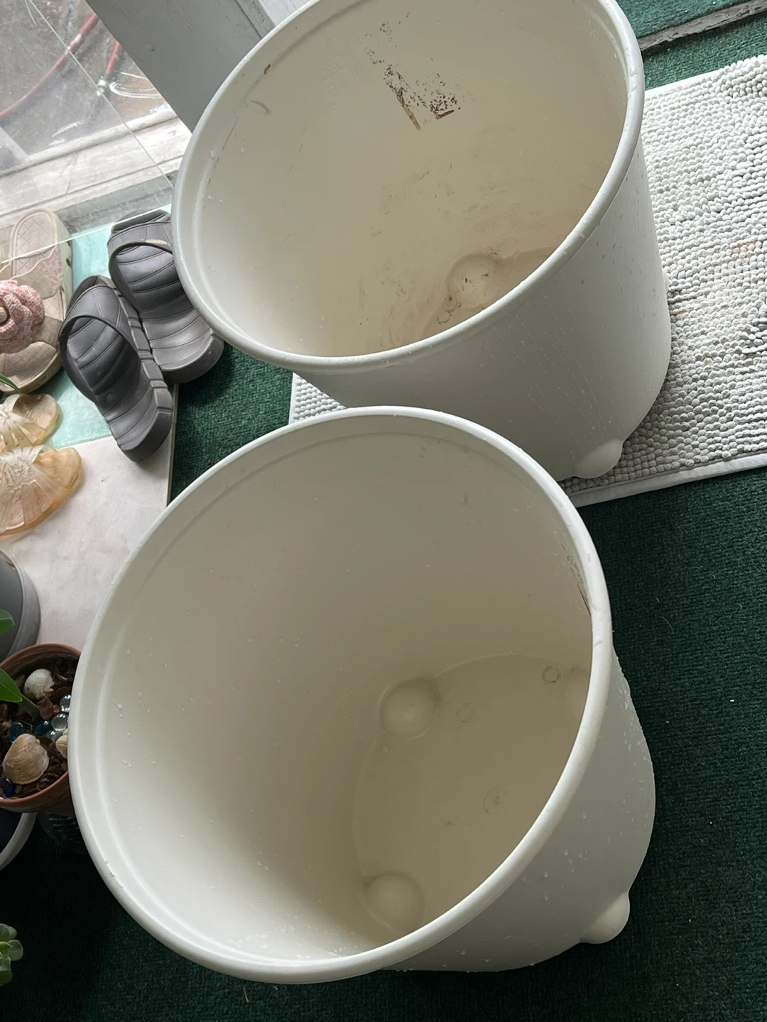 Set of 2 White Plant Pots with Wheels 16 inch - photo 2