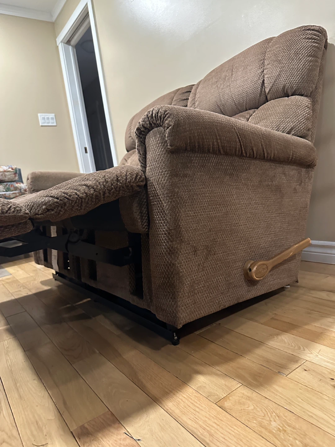 Beautiful La-Z-Boy Dual Reclining Loveseat (CAN DELIVER) - photo 4
