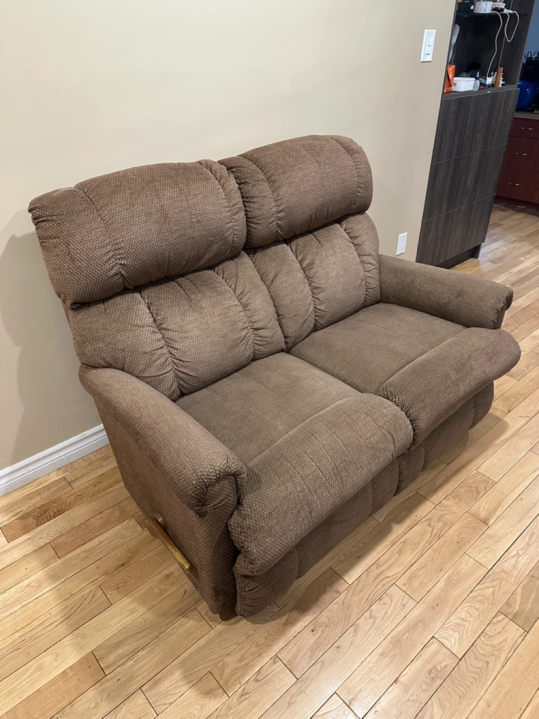 Beautiful La-Z-Boy Dual Reclining Loveseat (CAN DELIVER) - photo 5