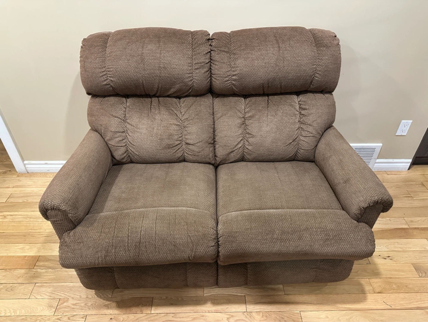 Beautiful La-Z-Boy Dual Reclining Loveseat (CAN DELIVER)