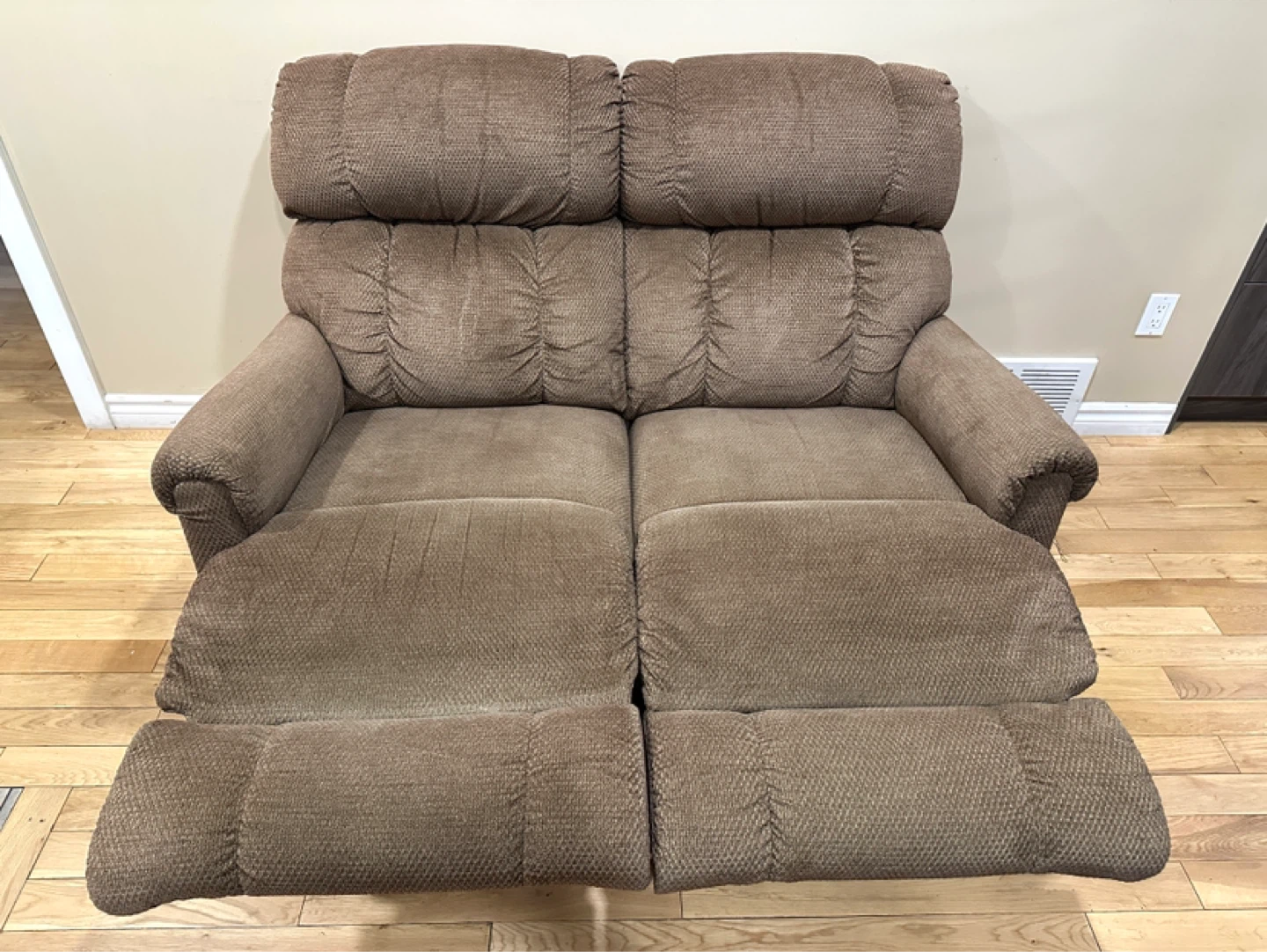 Beautiful La-Z-Boy Dual Reclining Loveseat (CAN DELIVER) - photo 3
