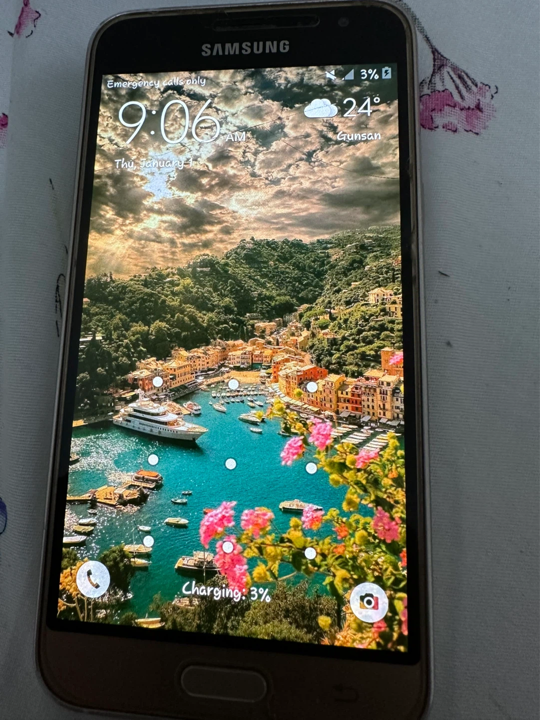 Samsung Galaxy J3 smartphone - photo 2