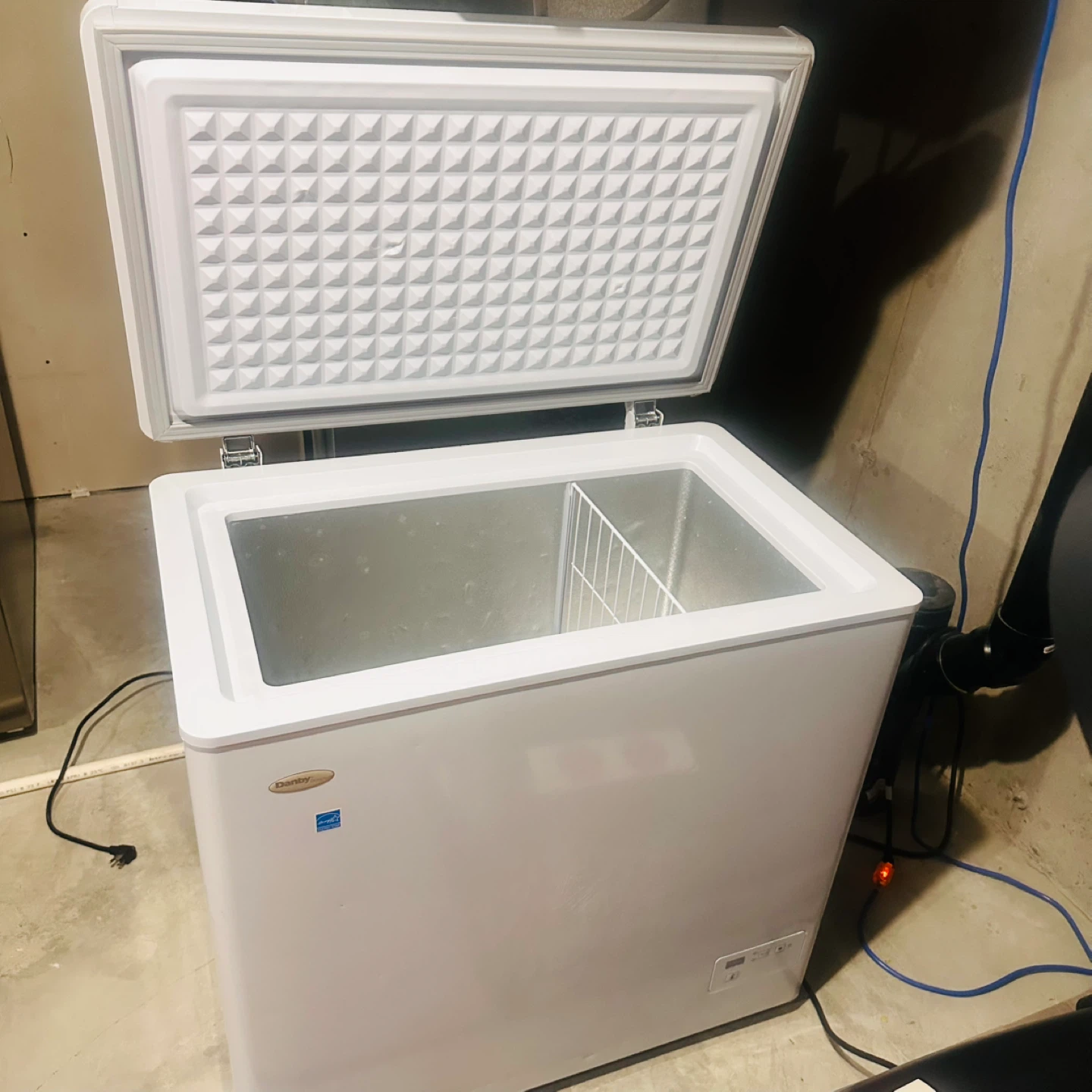 DANBY WHITE CHEST FREEZER - photo 3