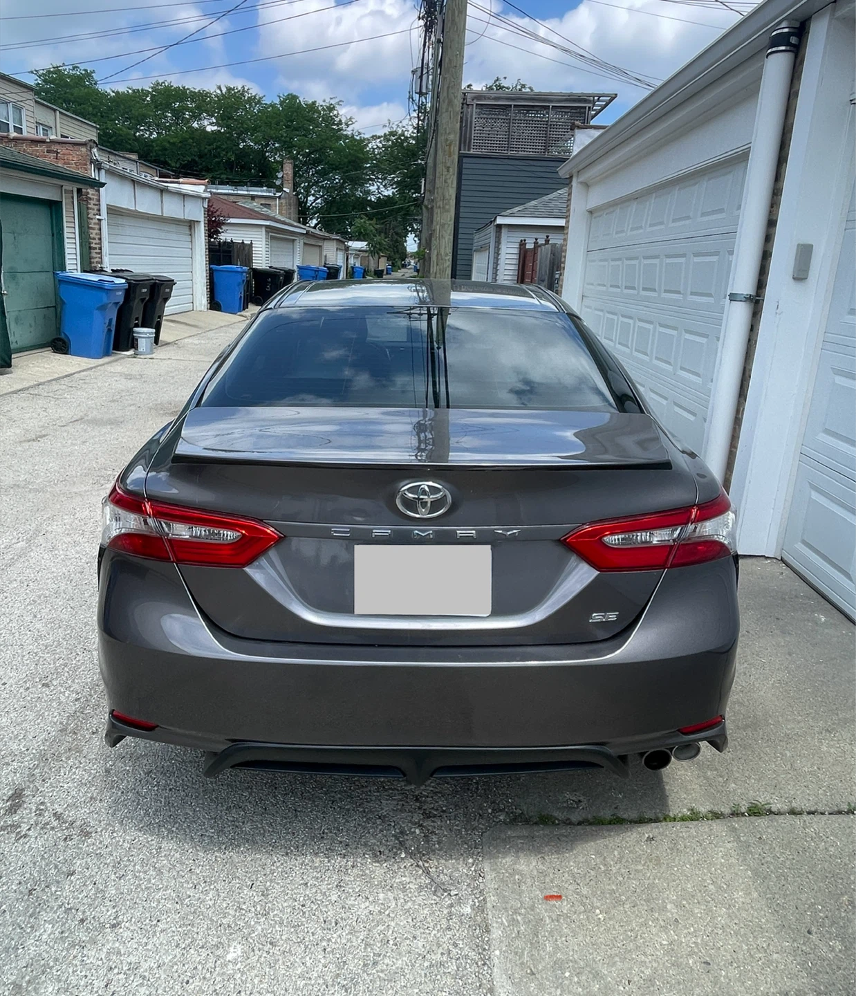 2018 Toyota Camry SE - photo 2