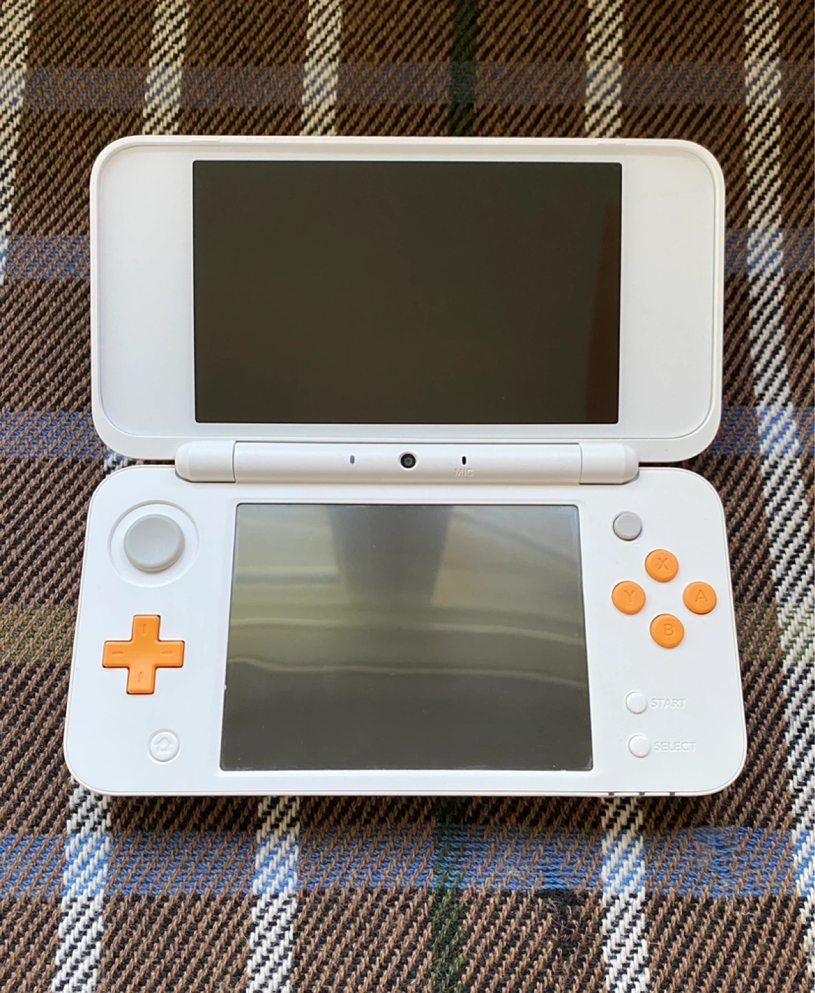 New Nintendo 2DS XL Orange & White - photo 3