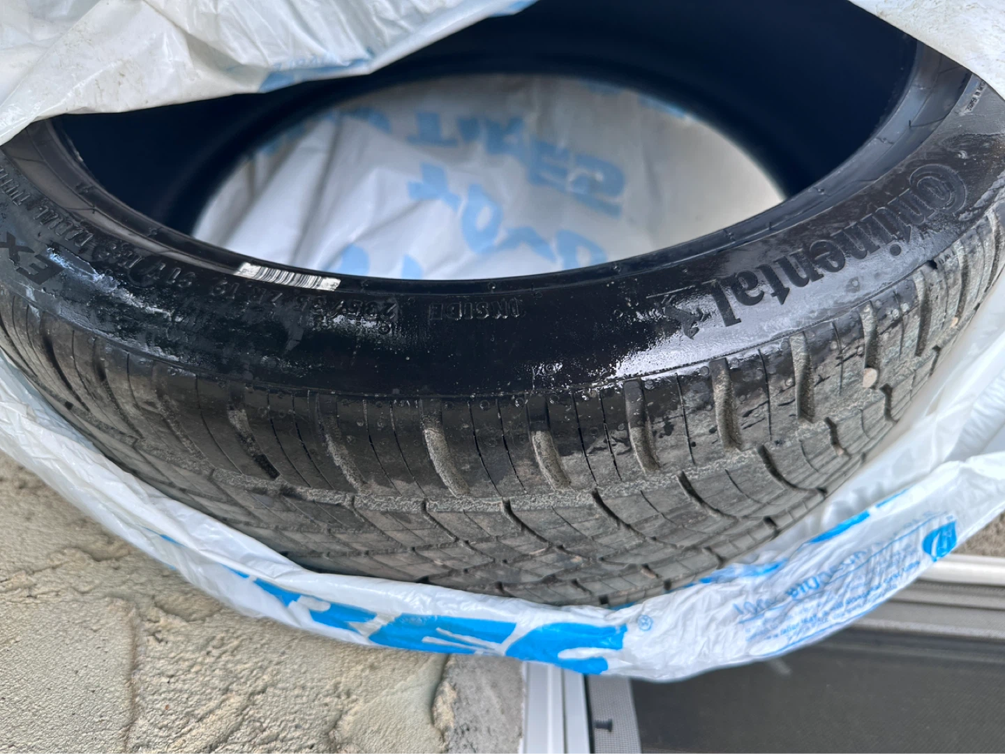 Continental 235/35 ZR19 Tire