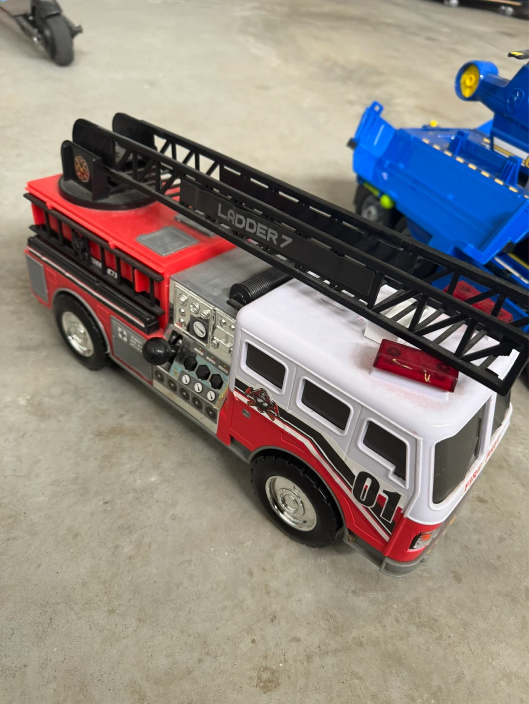 Paw Patrol Chase's Police Cruiser & Ladder 7 Fire Truck Toy Set - photo 3
