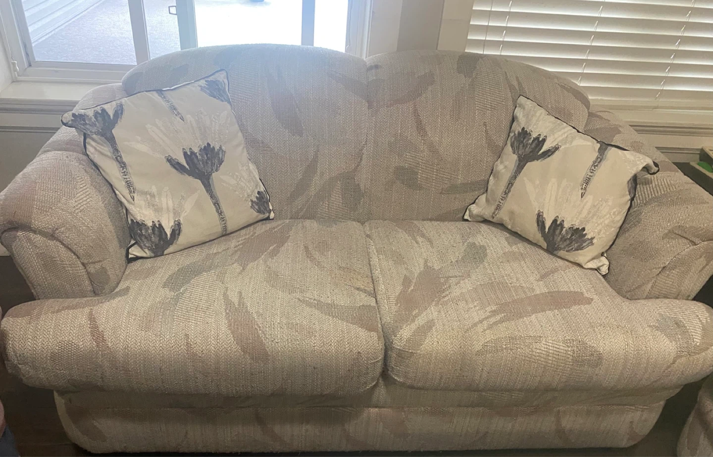 Loveseat with patterned fabric - photo 4