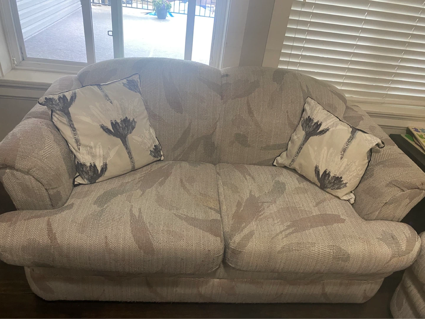 Loveseat with patterned fabric - photo 3