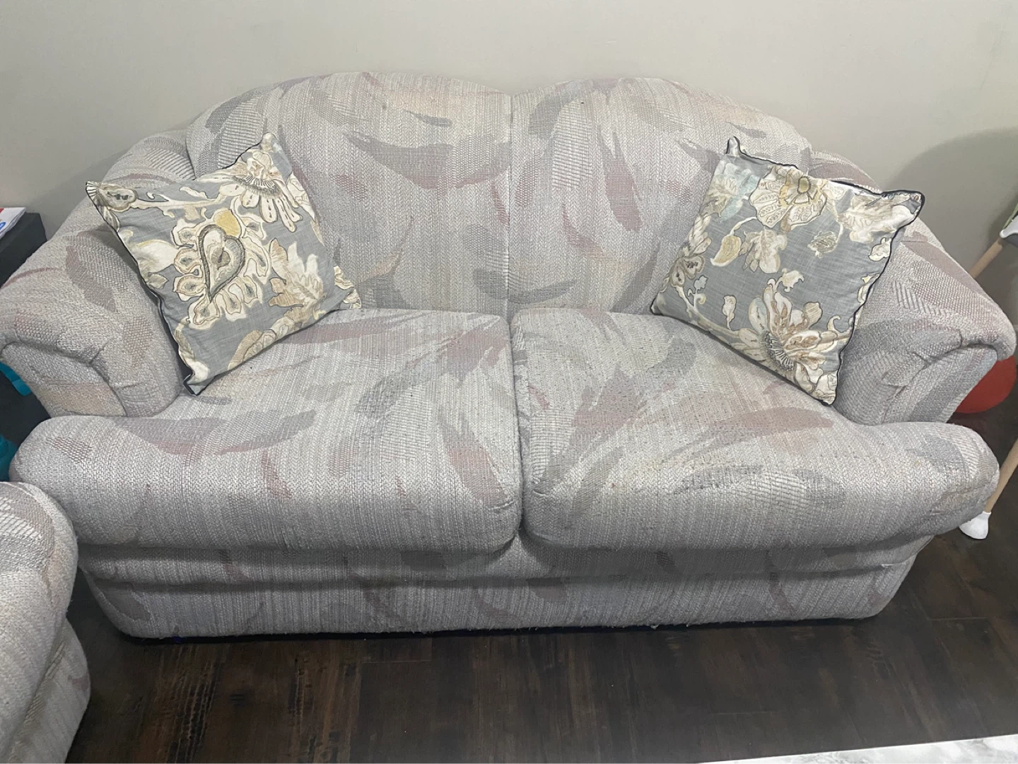 Loveseat with patterned fabric - photo 2
