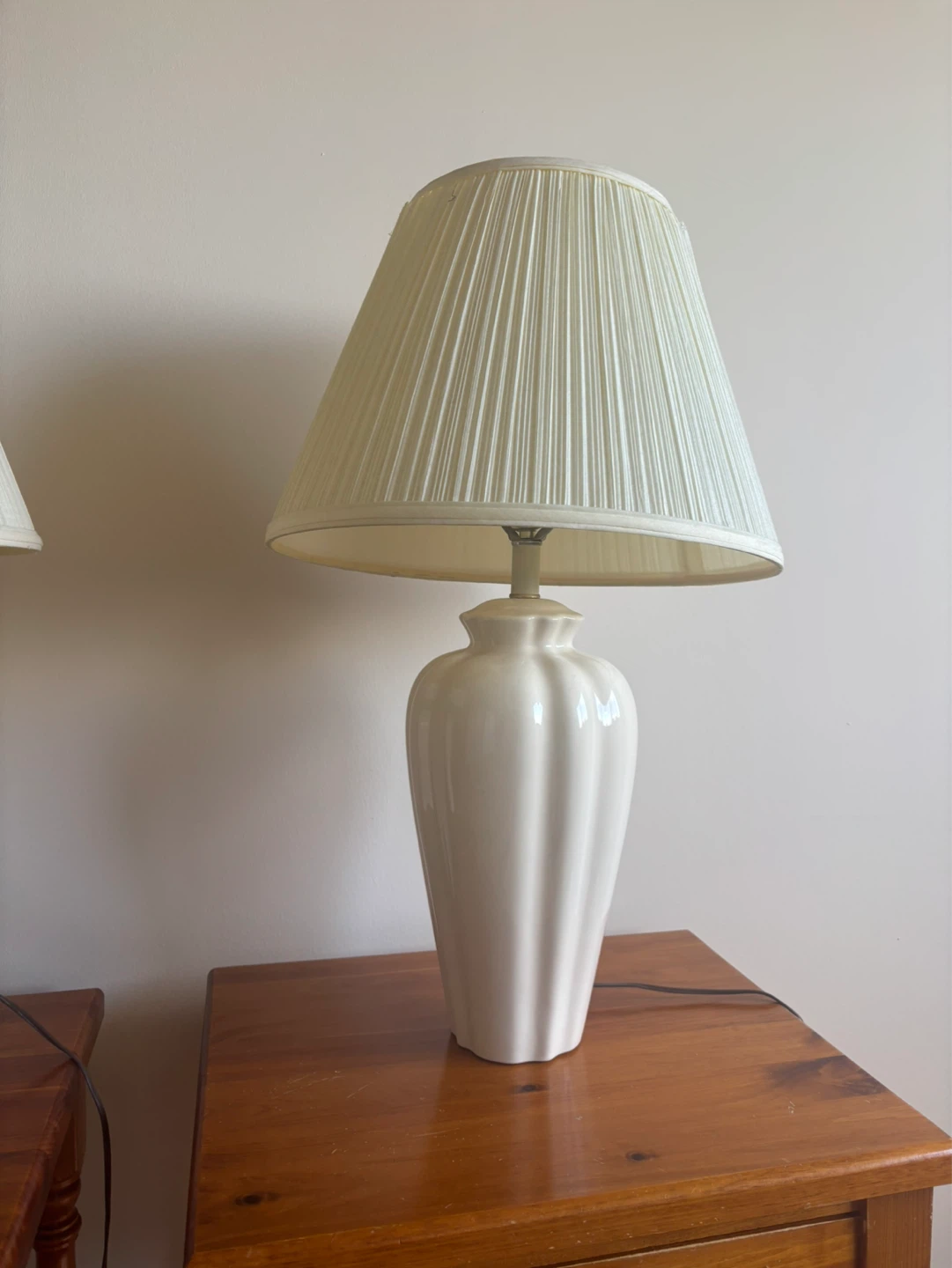 Pair of white ceramic table lamps - photo 3