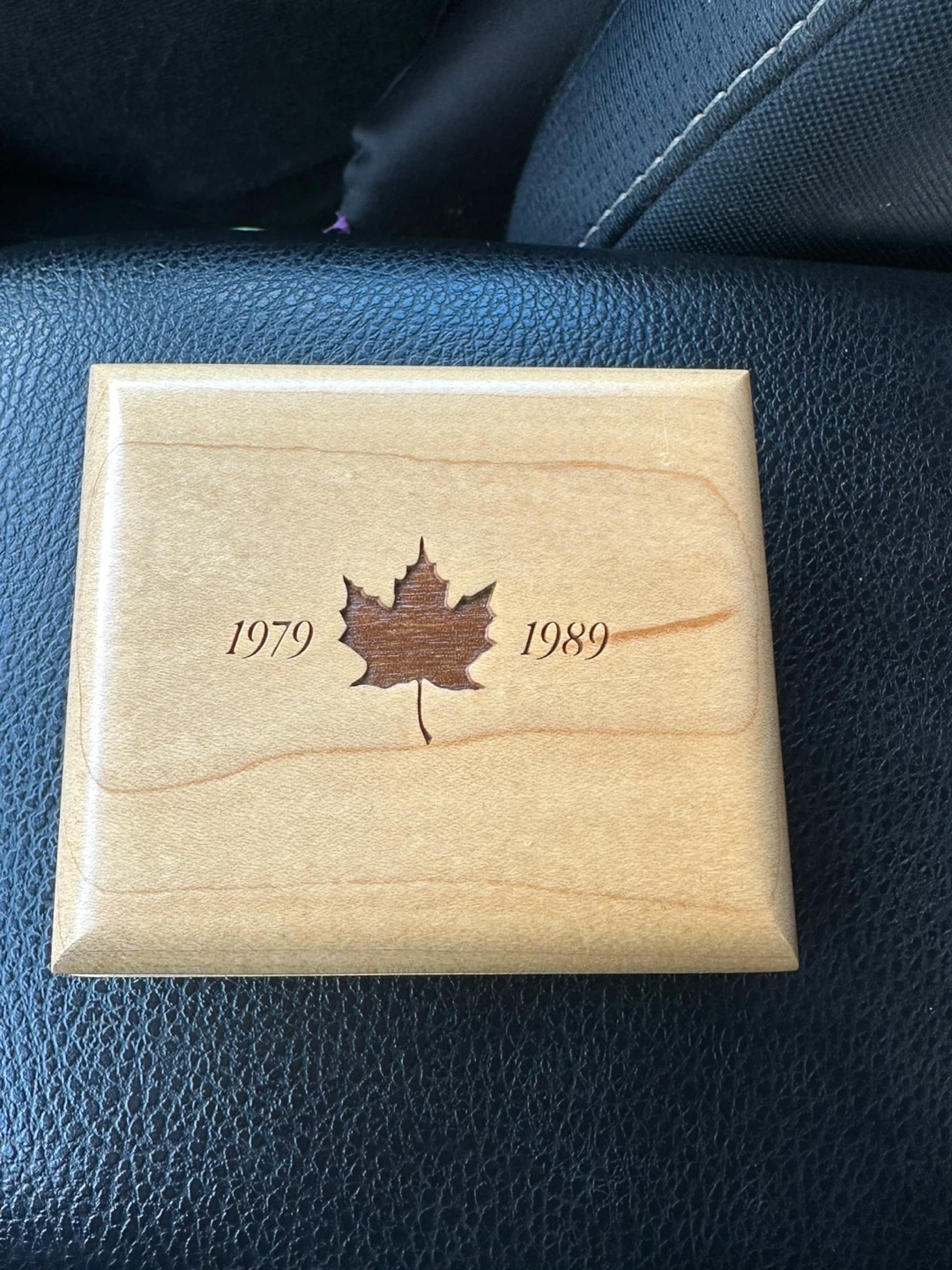 1979-1989 Commemorative Maple Leaf Silver Coin - photo 2