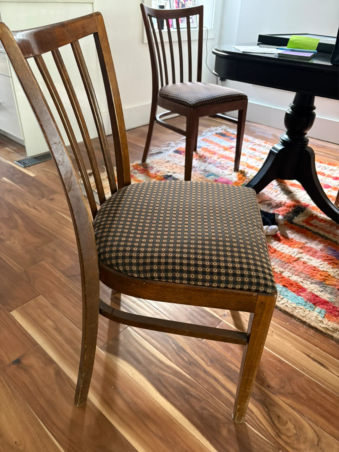 4 comfortable wood dining room chairs - photo 3