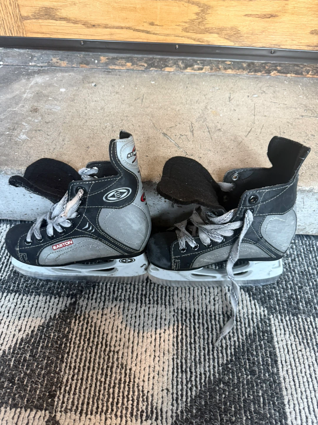 Easton Synergy 100 Youth Hockey Skates (used)