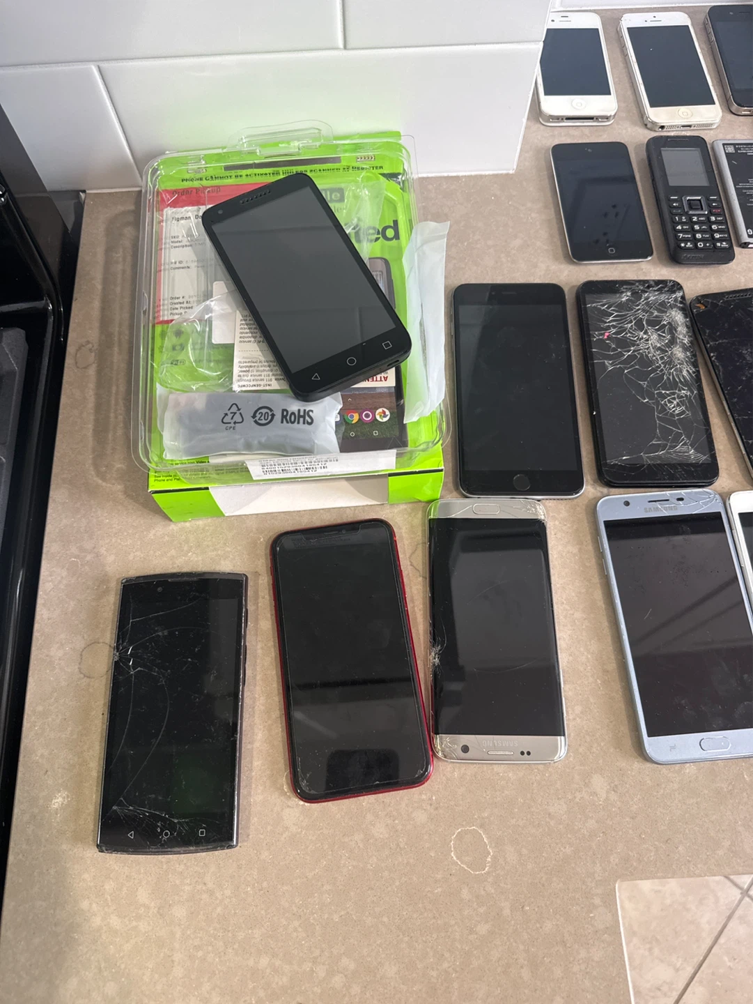 Lot of cell phones for parts. Apple iPod Touch Case - photo 2