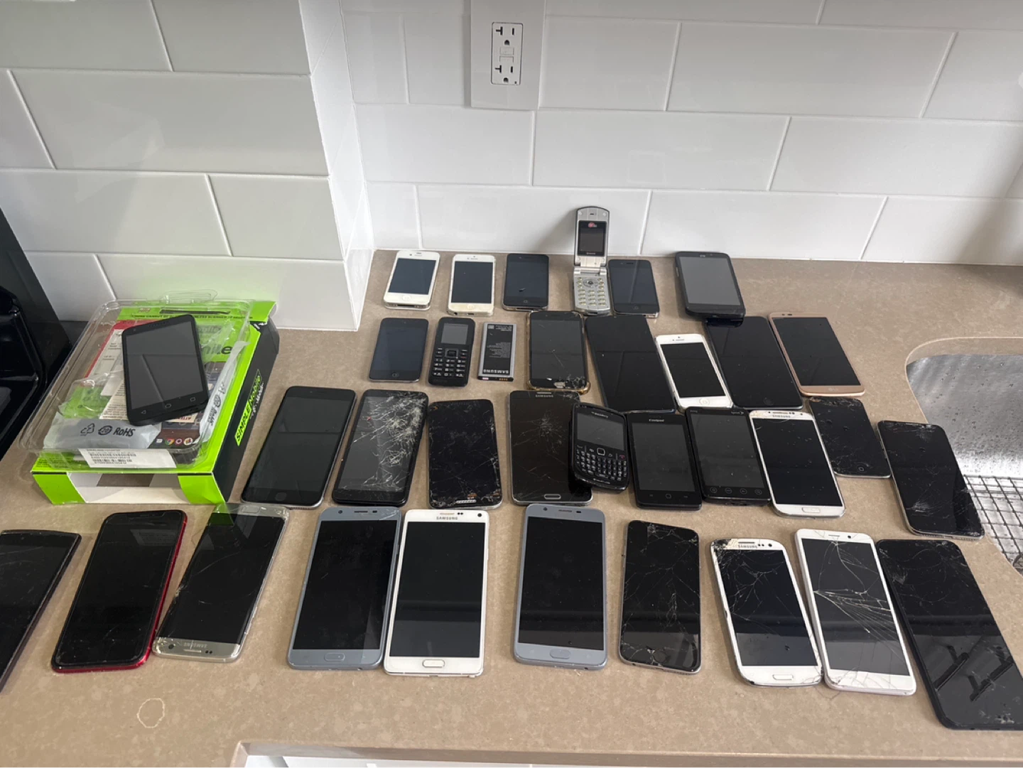 Lot of cell phones for parts. Apple iPod Touch Case