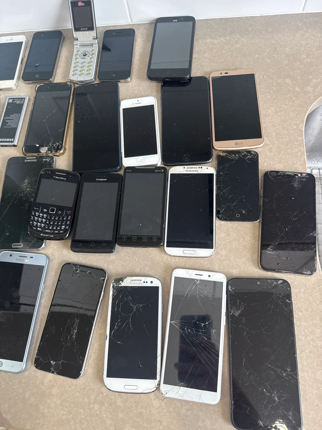 Lot of cell phones for parts. Apple iPod Touch Case - photo 4