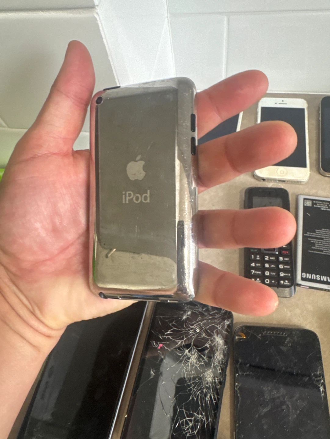 Lot of cell phones for parts. Apple iPod Touch Case - photo 5
