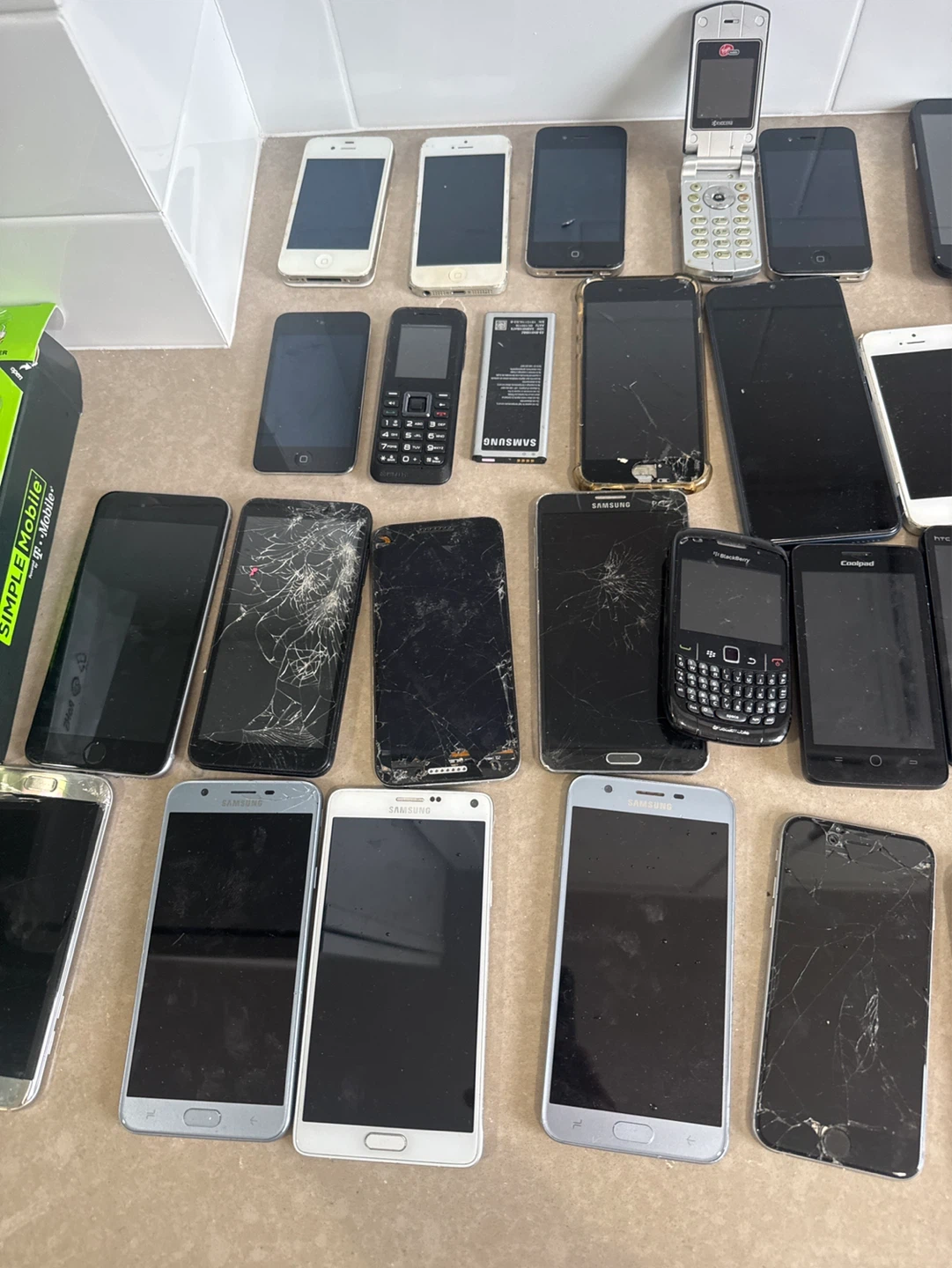 Lot of cell phones for parts. Apple iPod Touch Case - photo 3