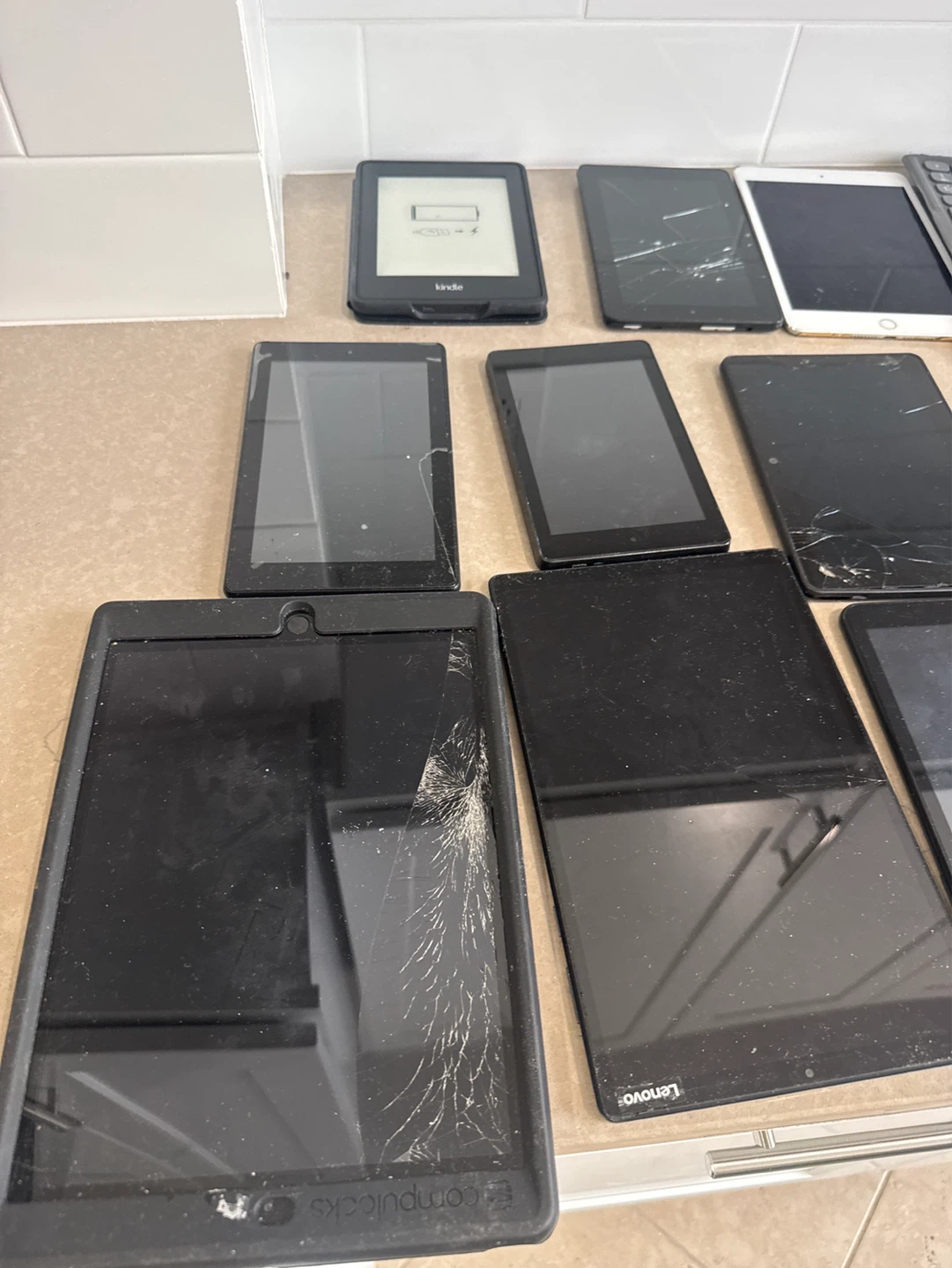 sold for parts only. Lot of 8 Tablets and E-reader - photo 2