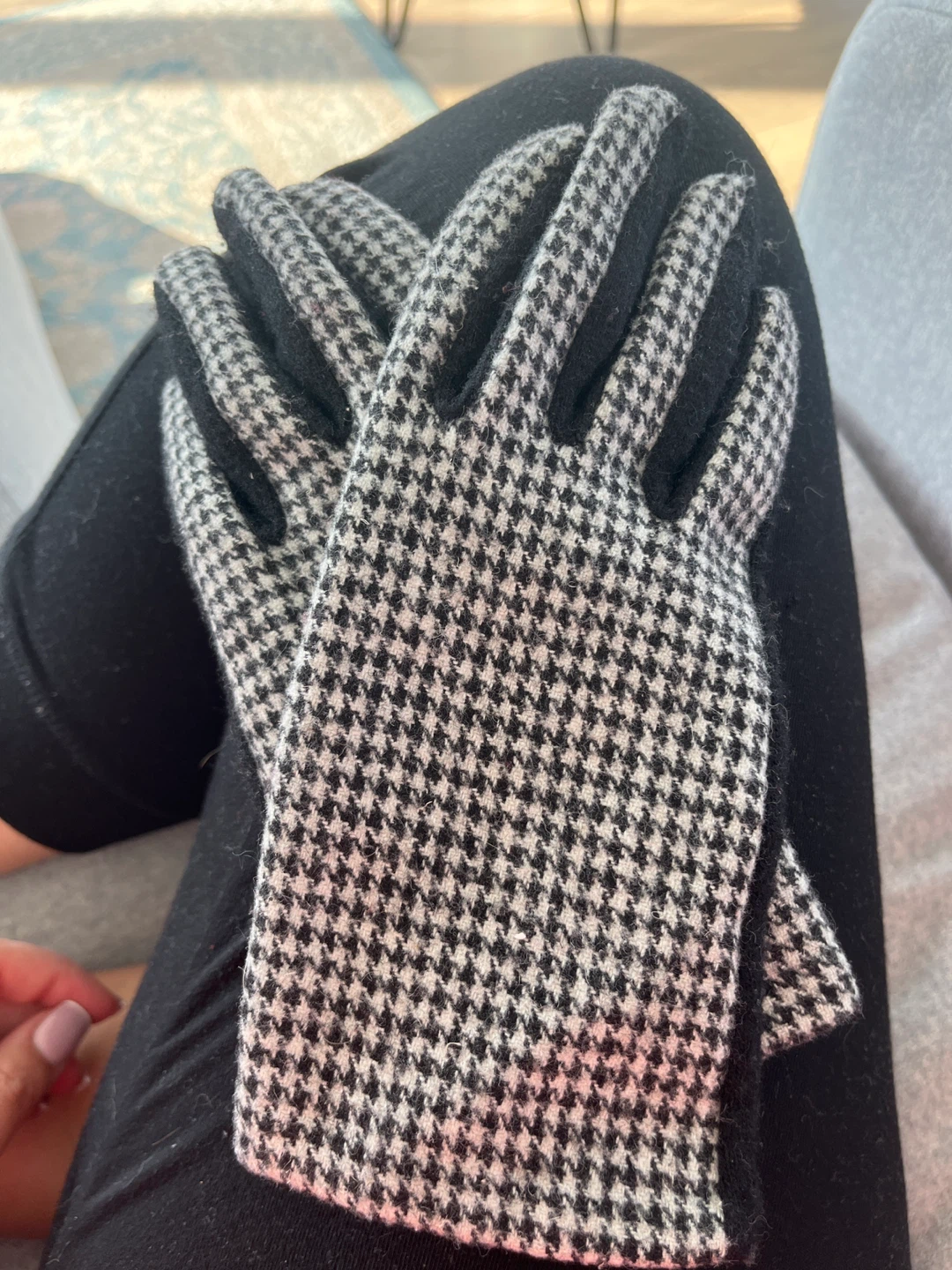 Chic Houndstooth Gloves