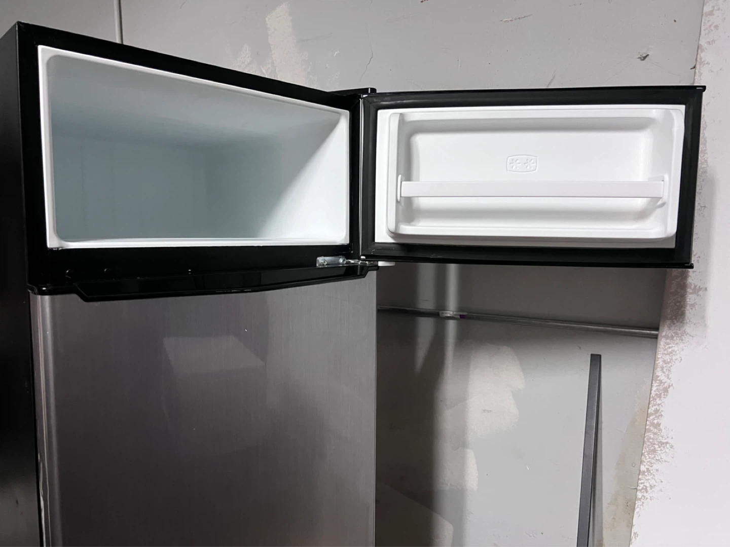 Whirlpool Mini Fridge - photo 4
