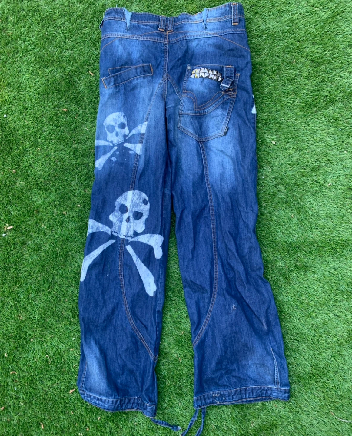 Skull & Crossbones flared Jeans beat up