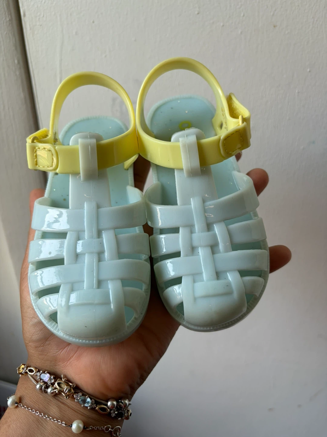 Oshkosh sandals size 7