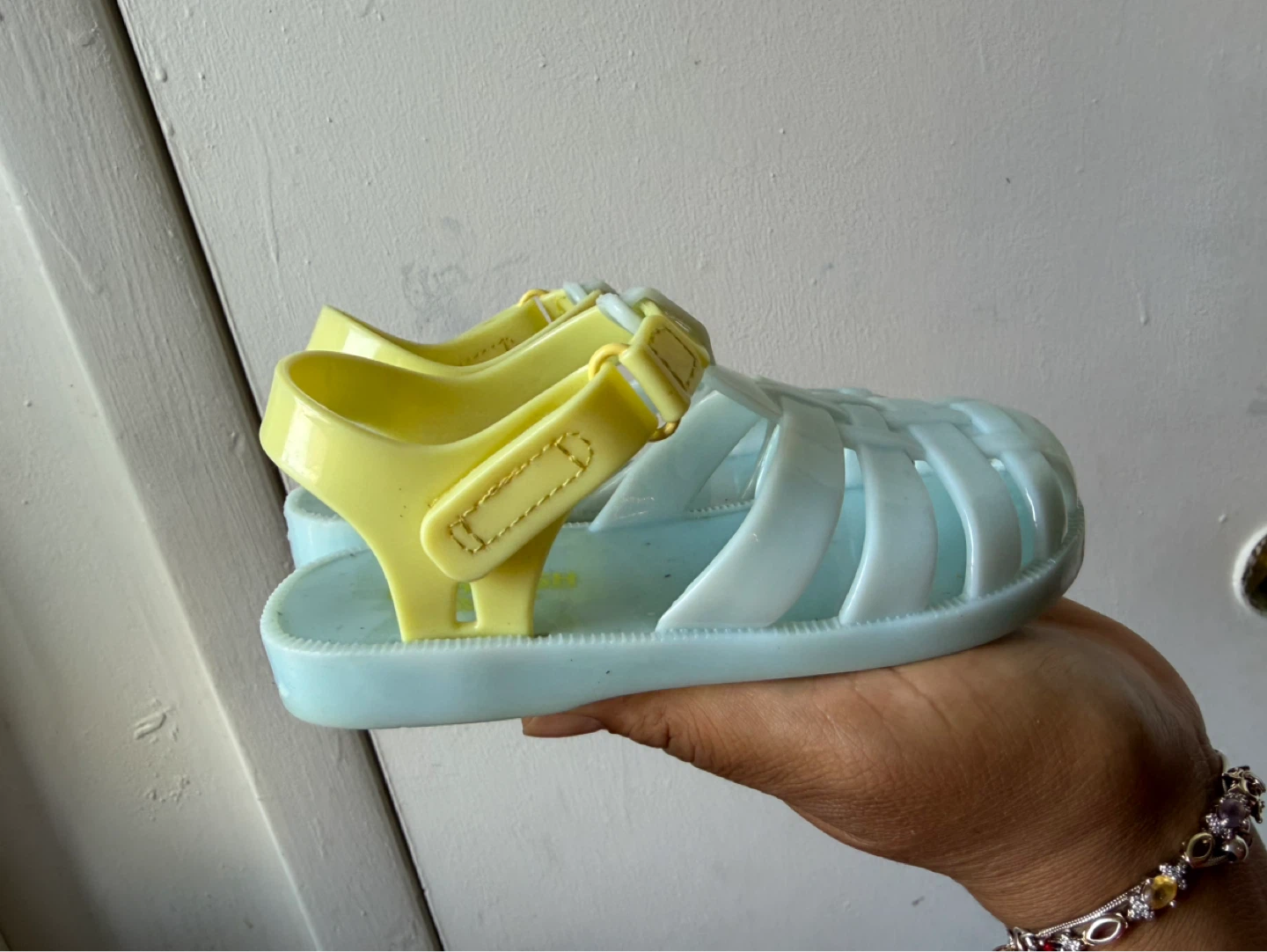 Oshkosh sandals size 7 - photo 2