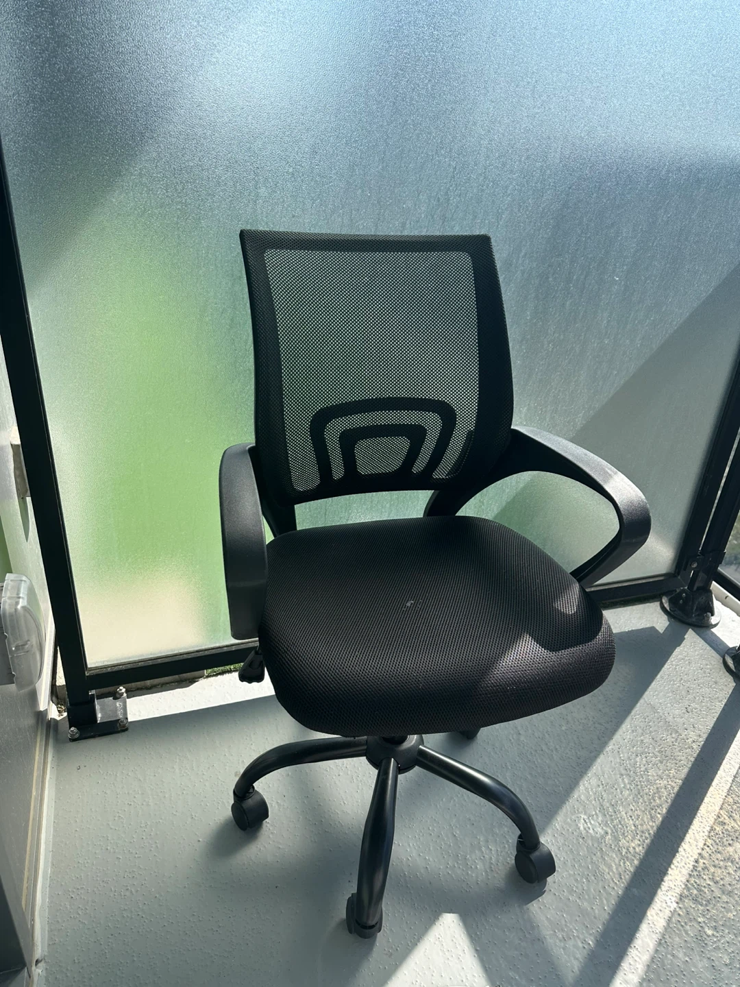 Black Mesh Office Chair - photo 2