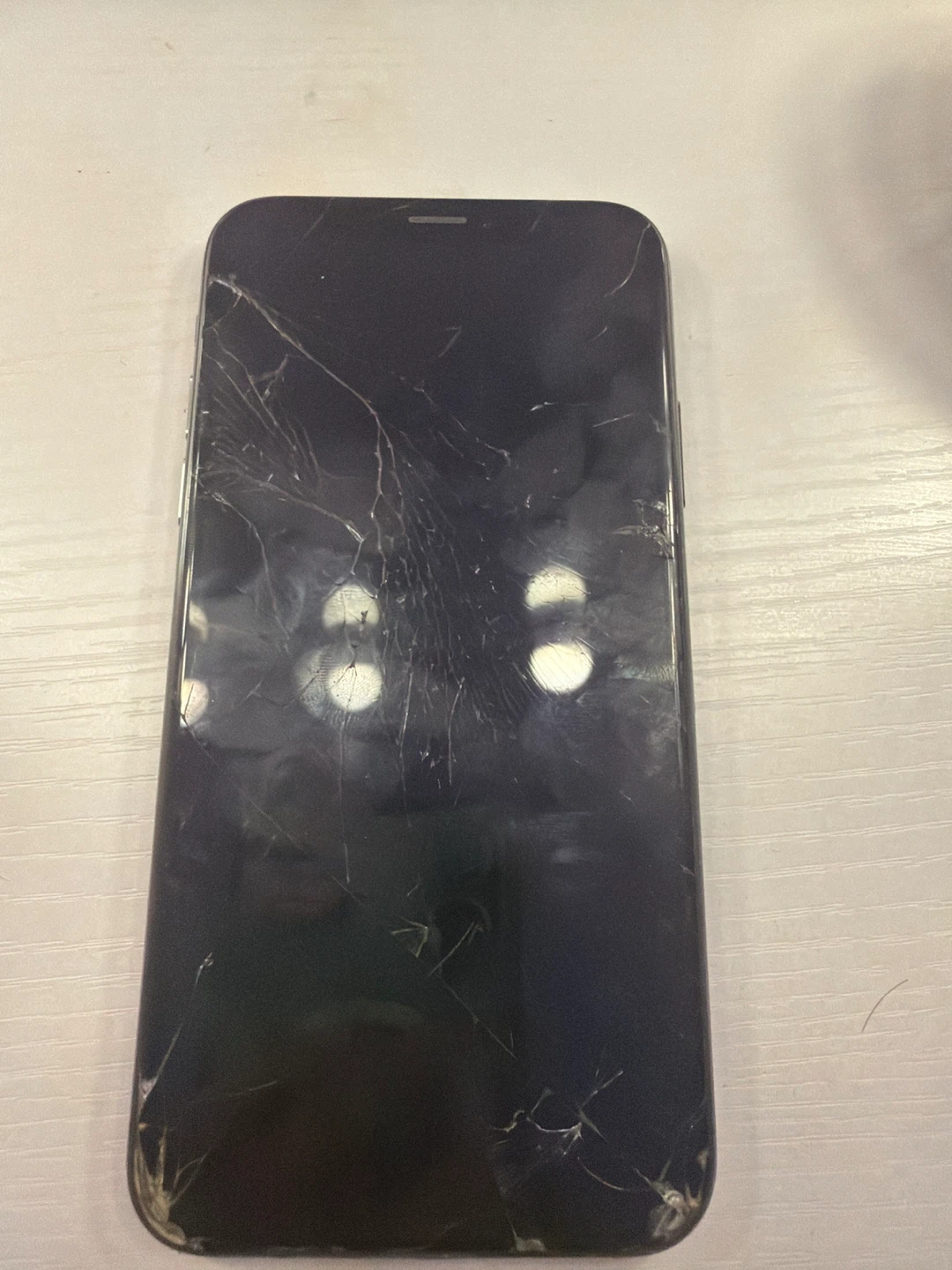Apple iPhone XS - Cracked Screen