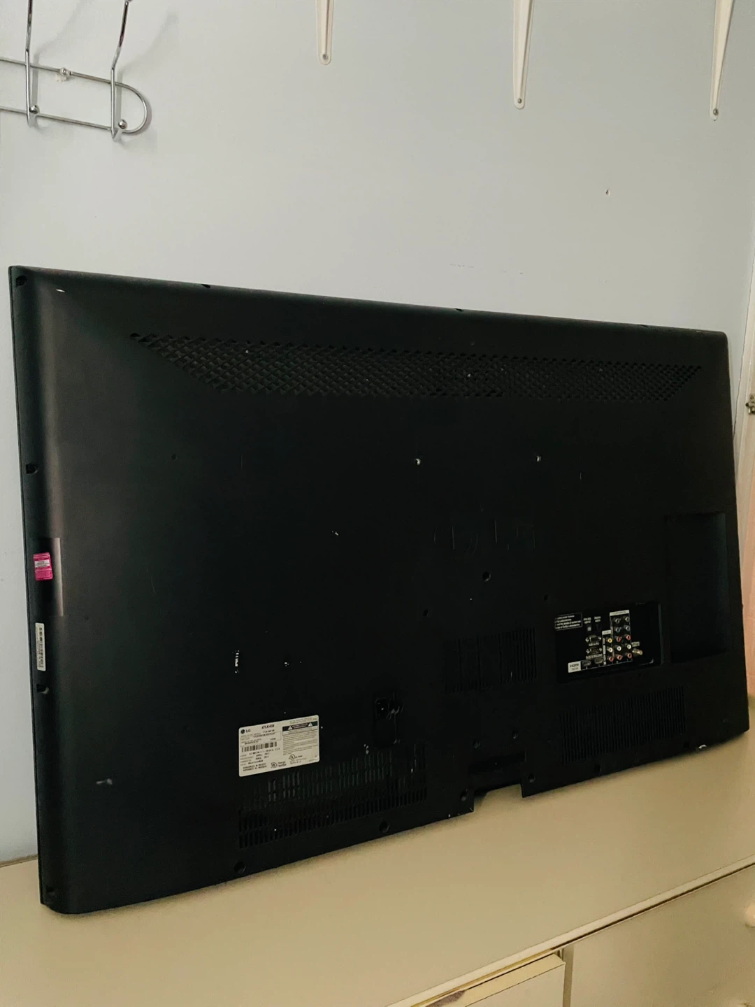 LG 47" TV - photo 2