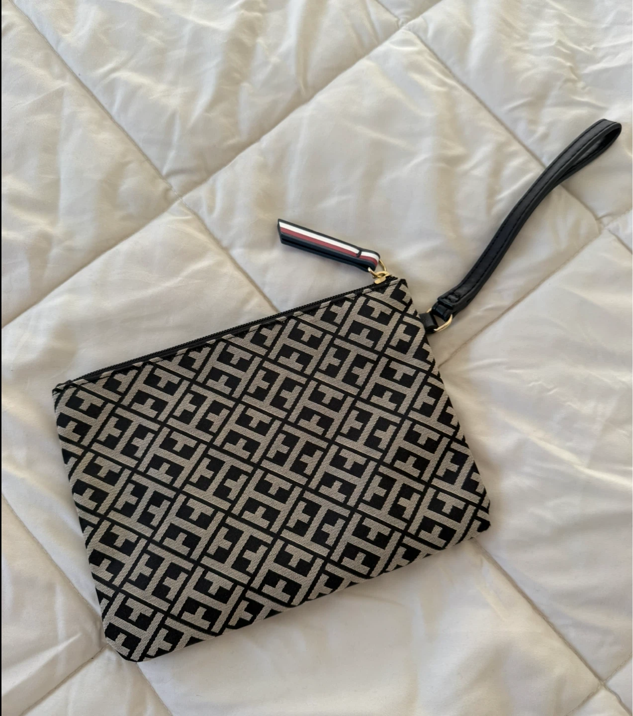 NEW-Tommy Hilfiger Monogram Wristlet – Black & Beige - photo 2
