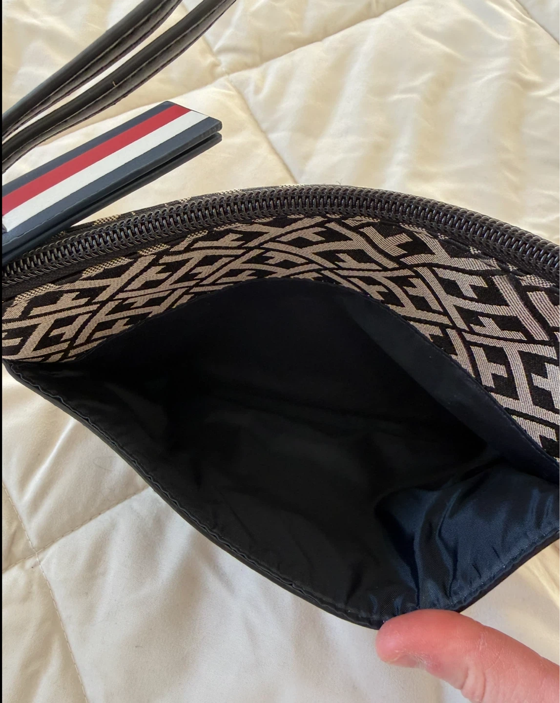 NEW-Tommy Hilfiger Monogram Wristlet – Black & Beige - photo 3