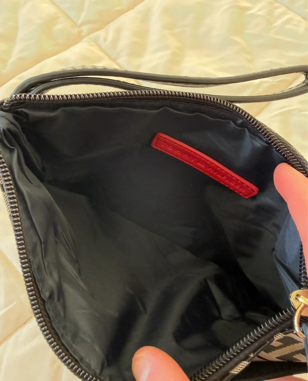 NEW-Tommy Hilfiger Monogram Wristlet – Black & Beige - photo 4