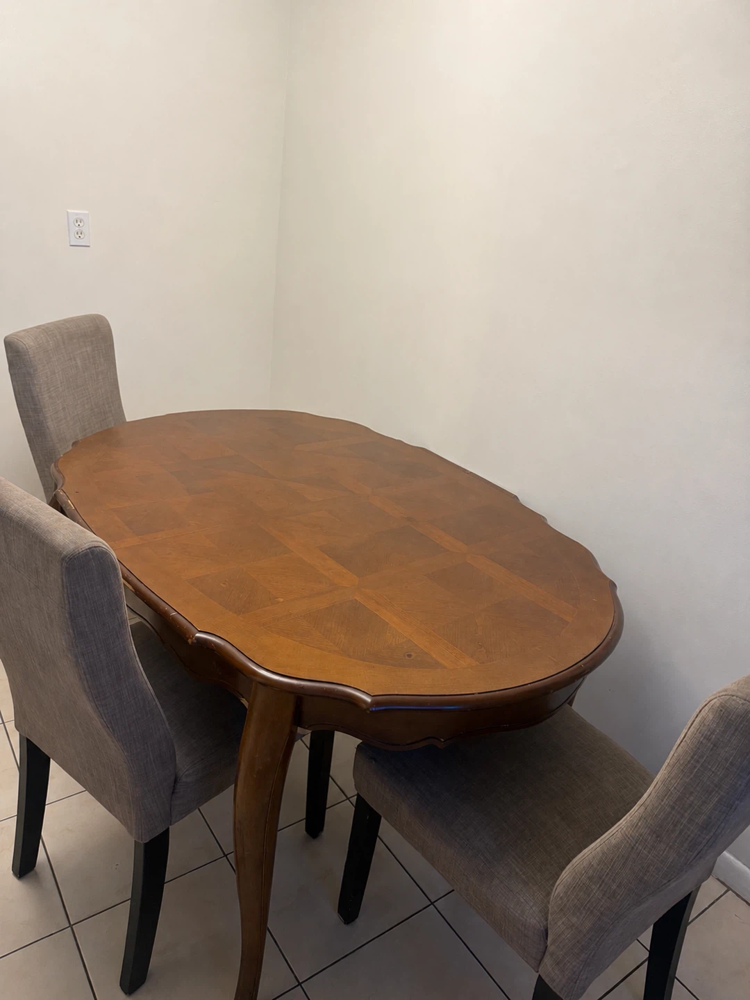 Oval expandable Dining Table with 3 chairs