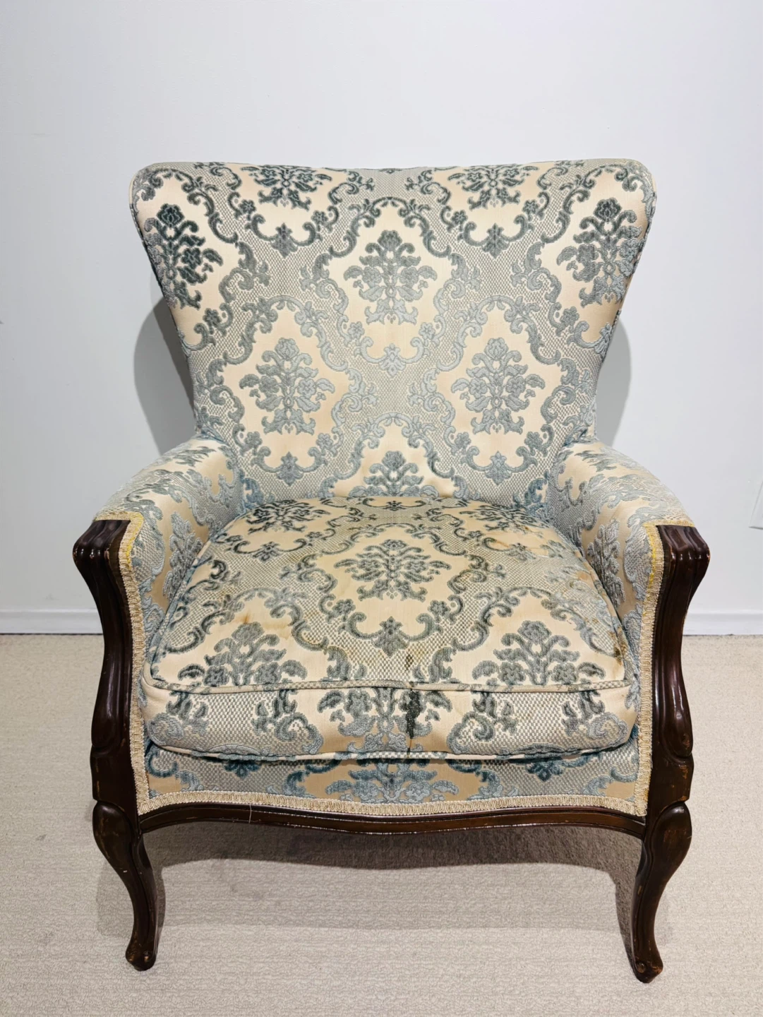 Accent Chair with Damask Pattern ⚽️