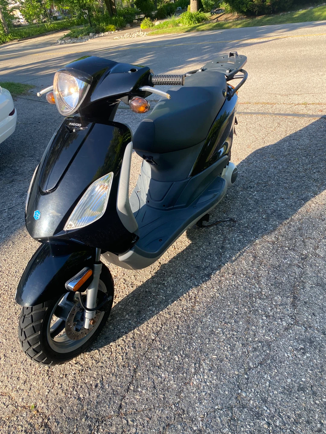 Black Piaggio Scooter - photo 2