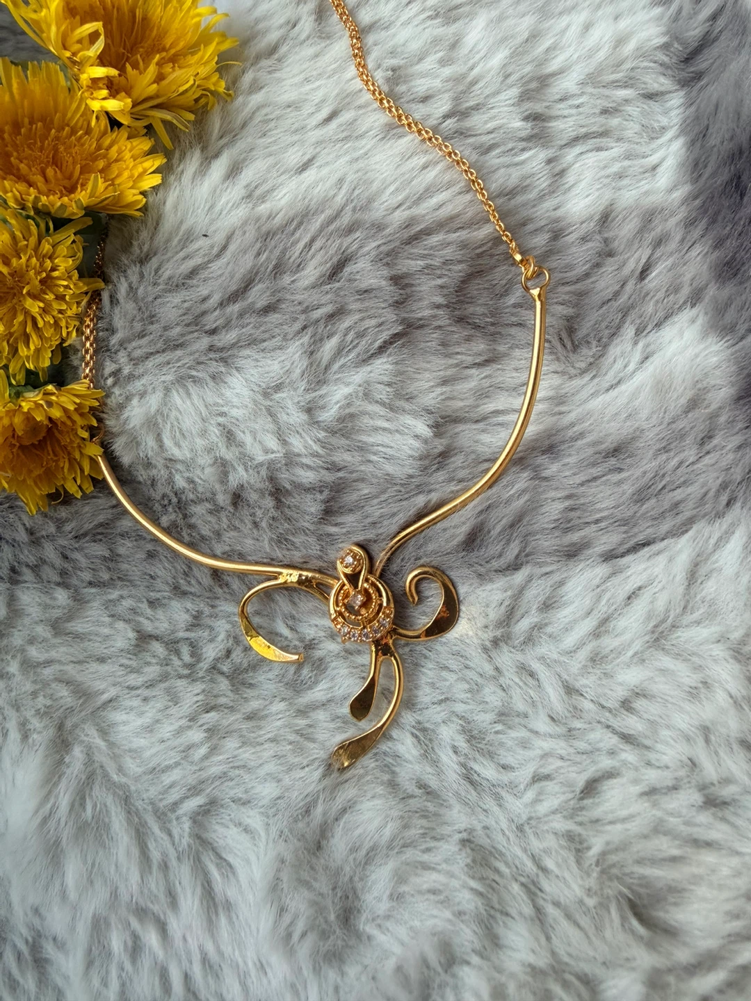 Gold-toned necklace with sparkling accents - photo 3