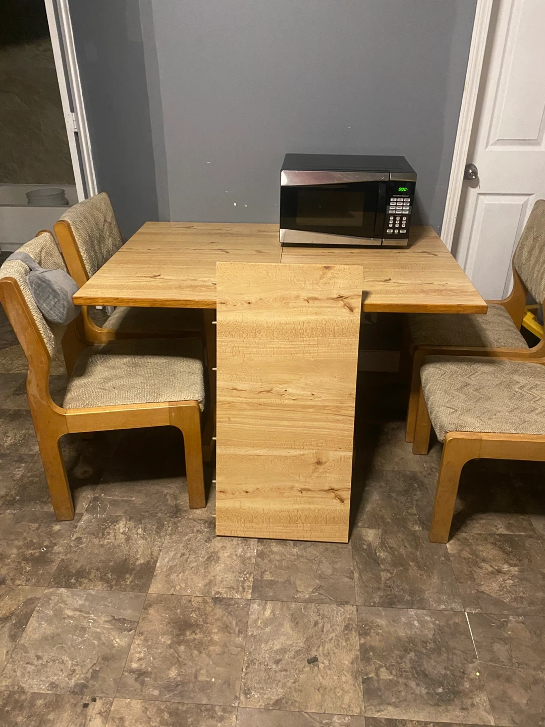 Expandable Dining Table with 4 Chairs