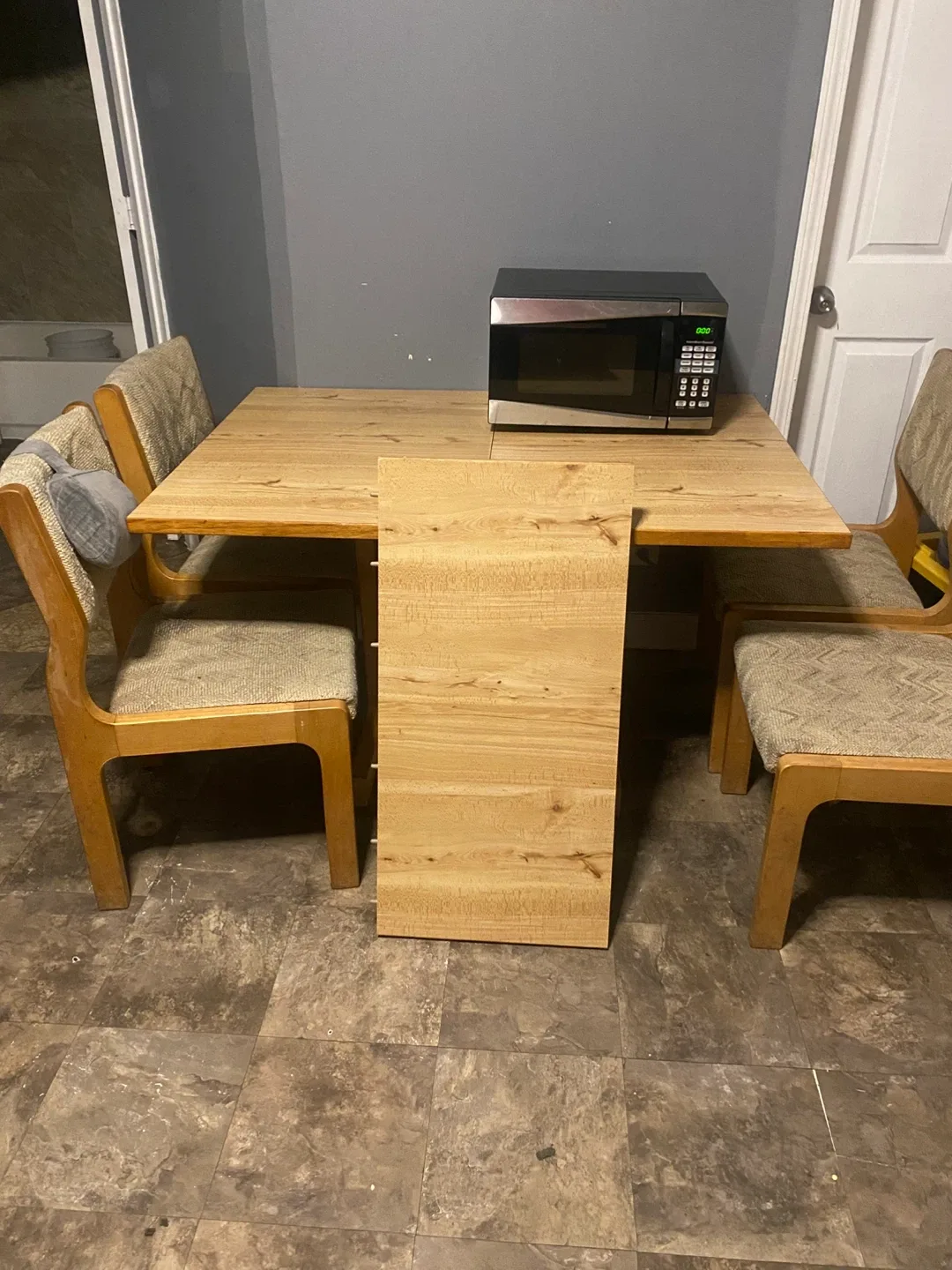 Expandable Dining Table with 4 Chairs