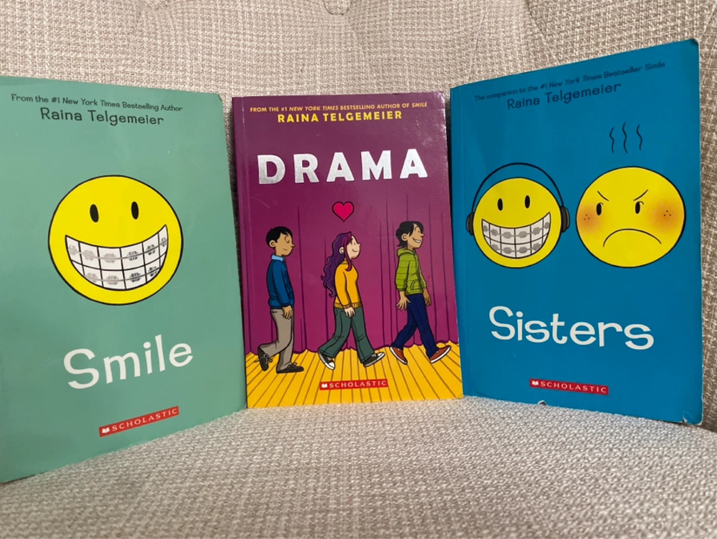 Raina Telgemeier Graphic Novel Bundle - Smile, Drama, Sisters