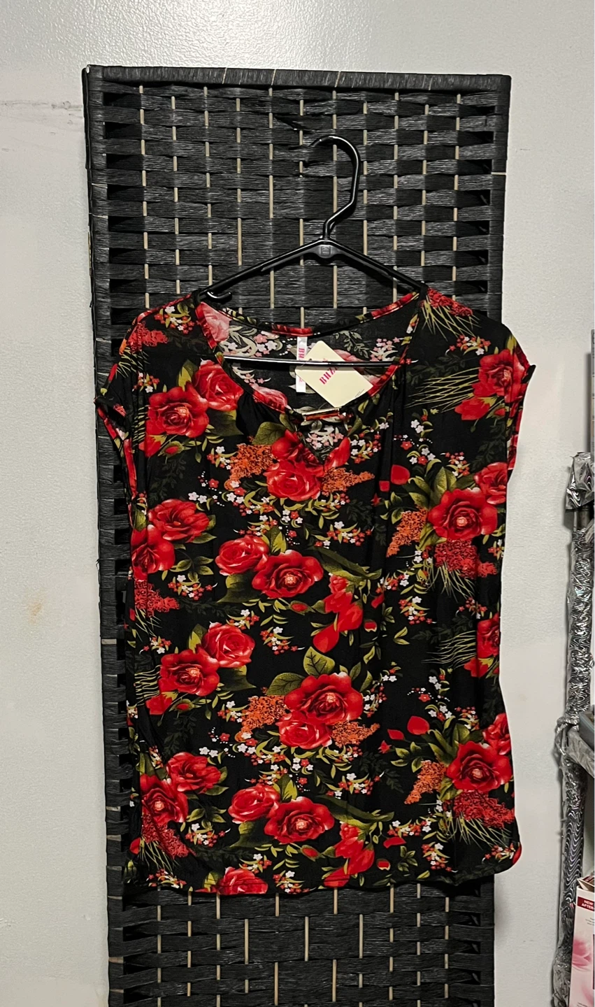 Women's Red Rose Print Blouse size M - photo 3