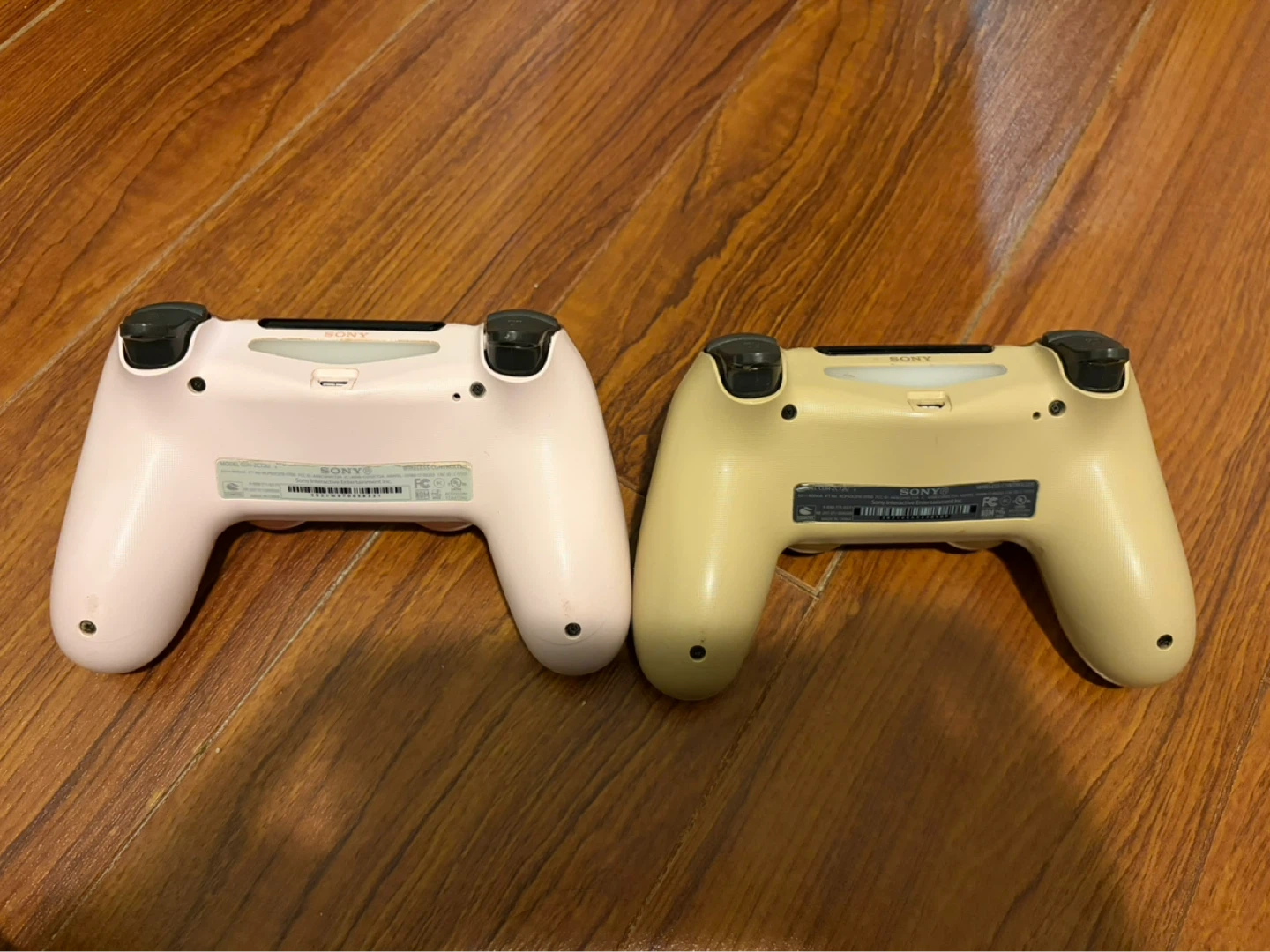 PS4 controllers - photo 2