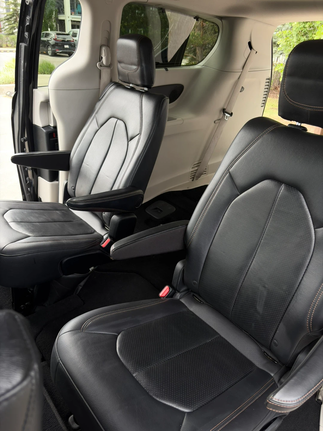 Black Chrysler Pacifica Minivan - photo 4