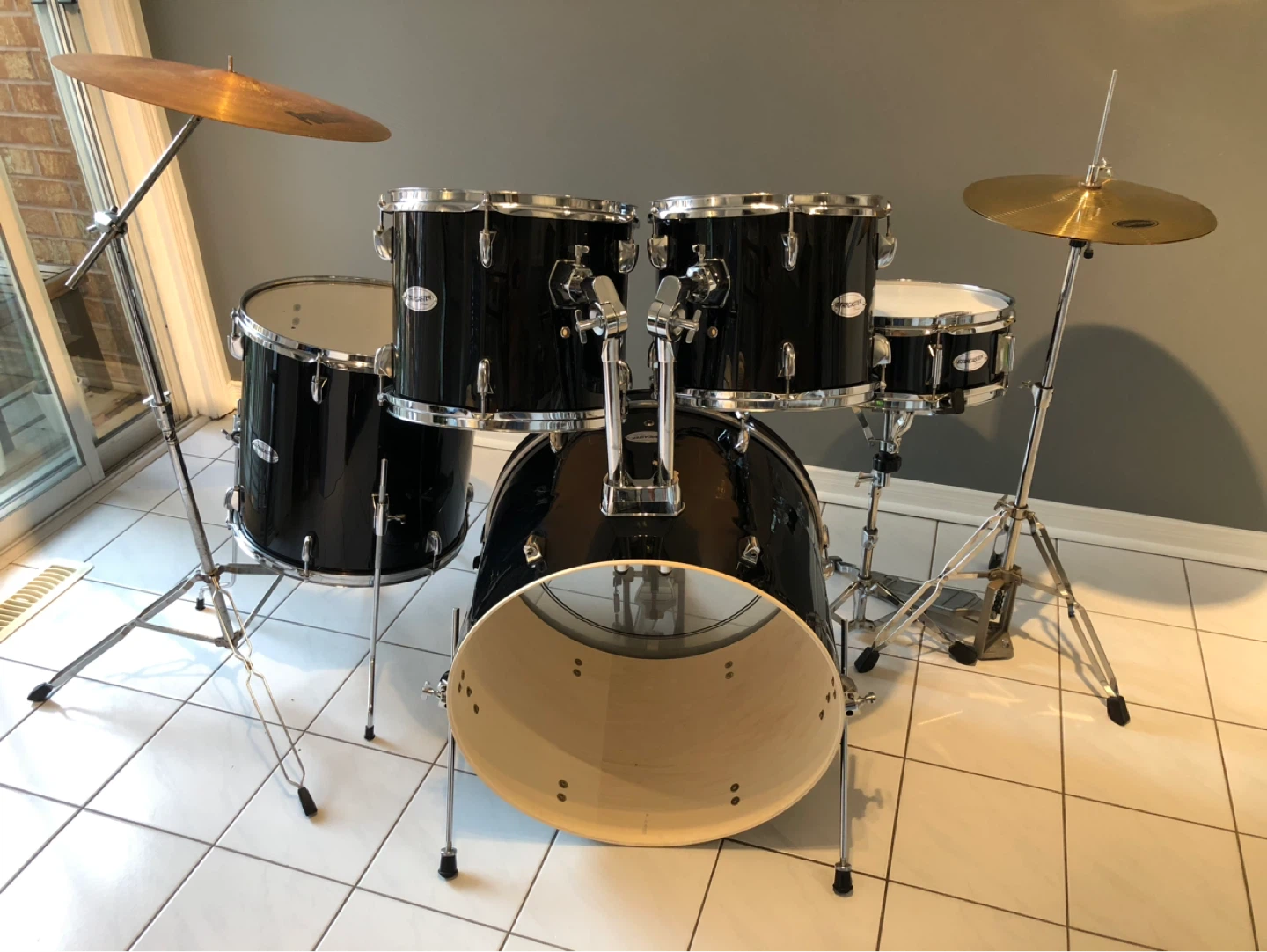 5-piece Starcaster drum set - like new!
